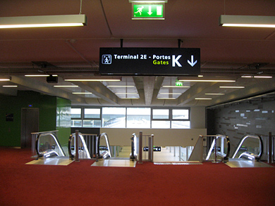 Escalator descendant vers le contrôle des passeports