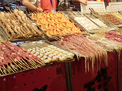 beijing-marche-nuit-brochettes-fruits-de-mer