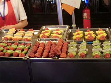 beijing-marche-nuit-brochettes-fruits