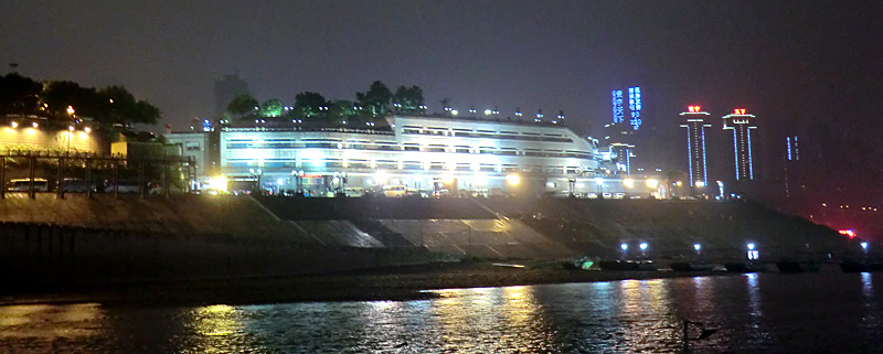 Chongqing et le fleuve la nuit