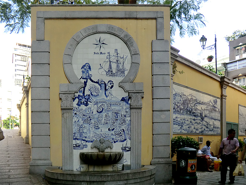 Fontaine Stella Maris. La mention 'In hoc signo vinces' signifie 'Par ce signe, tu vaincras'