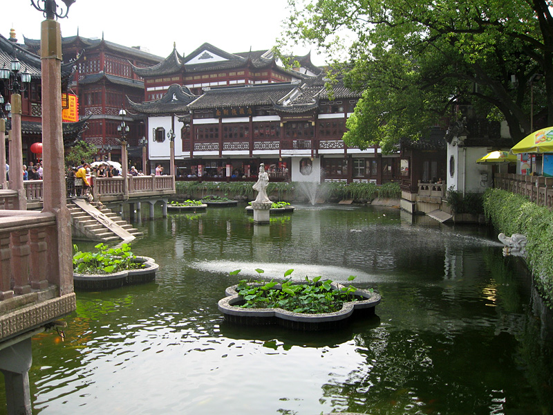 Vue sur le Nanxiang Steamed Bun Restaurant après avoir traversé le pont aux neuf zigzags