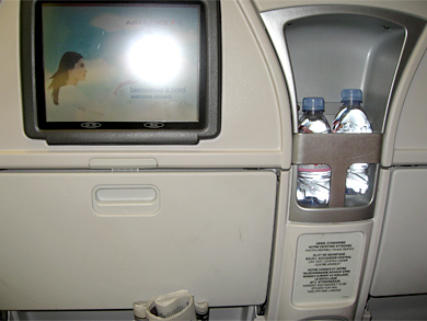 Vol Paris-Pekin en class premium economy : ecran