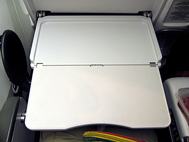Vol Paris-Pekin en class premium economy : tablette double