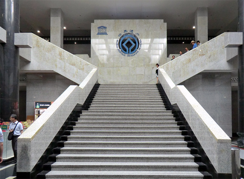 Hall et escalier du musee de l'armee terre cuite avec logo Unesco